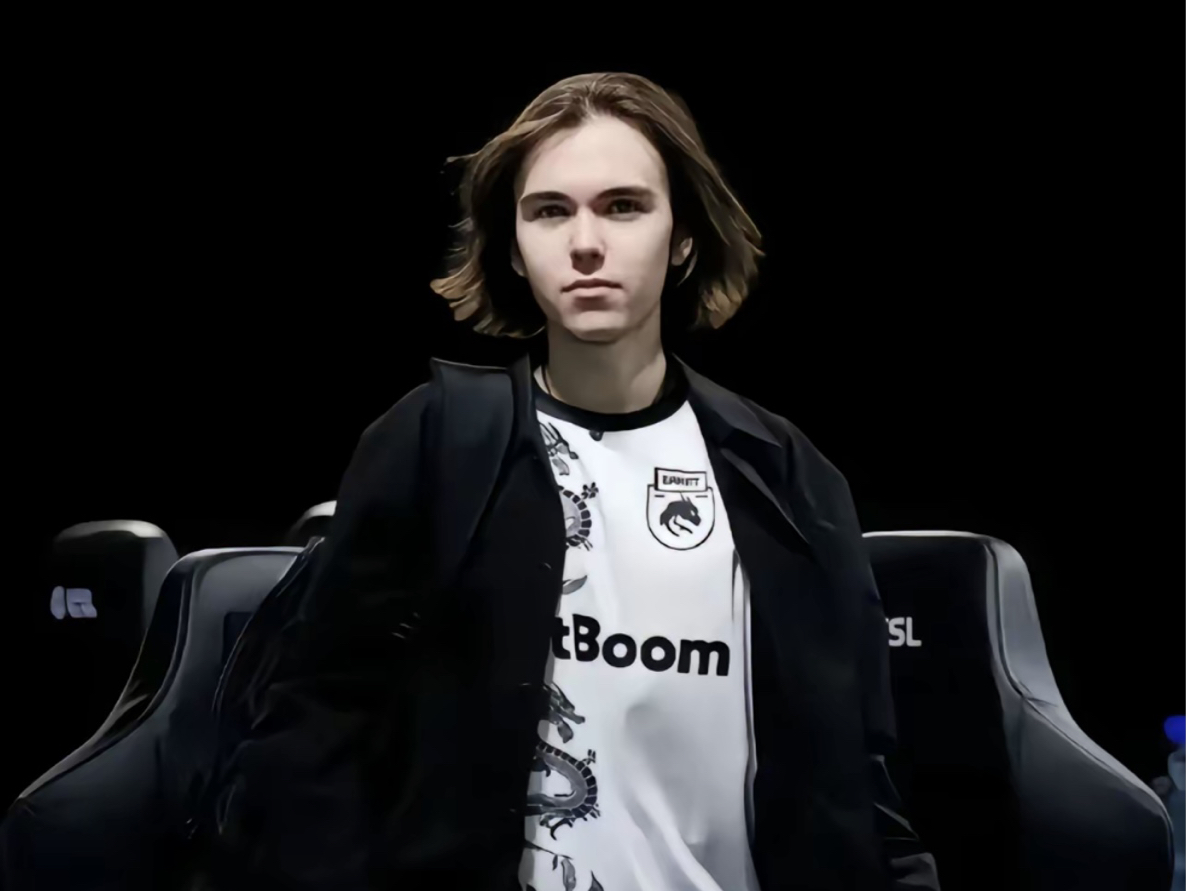 UP分享中单Qing问答：Ning是队伍老大哥 Baolan是可爱的小大哥